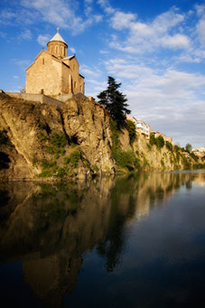 Panorama rzeki Kura z cerkwią Metekhi