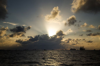 Malediwy - zachód złońca nad Male